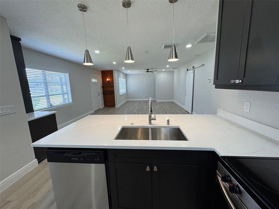 出租: $2,500 (3 贝兹, 2 浴室, 1415 平方英尺)