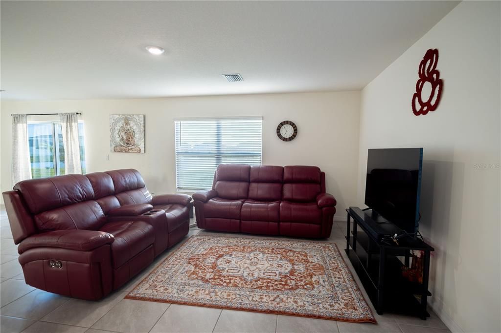 В аренду: $2,490 (4 спален, 2 ванн, 2328 Квадратных фут)