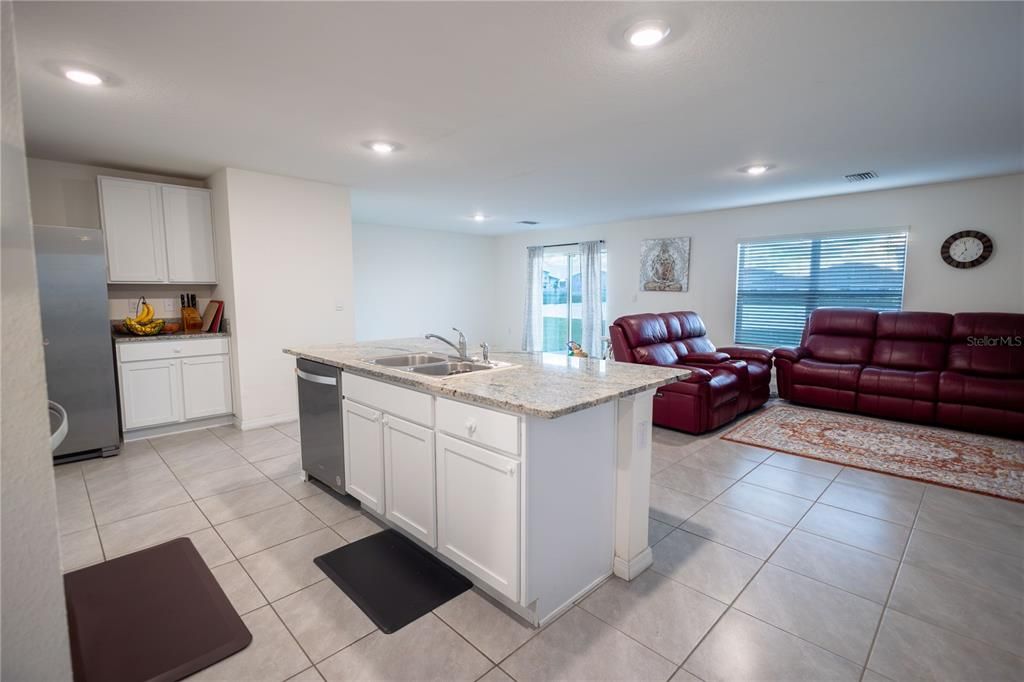 В аренду: $2,490 (4 спален, 2 ванн, 2328 Квадратных фут)