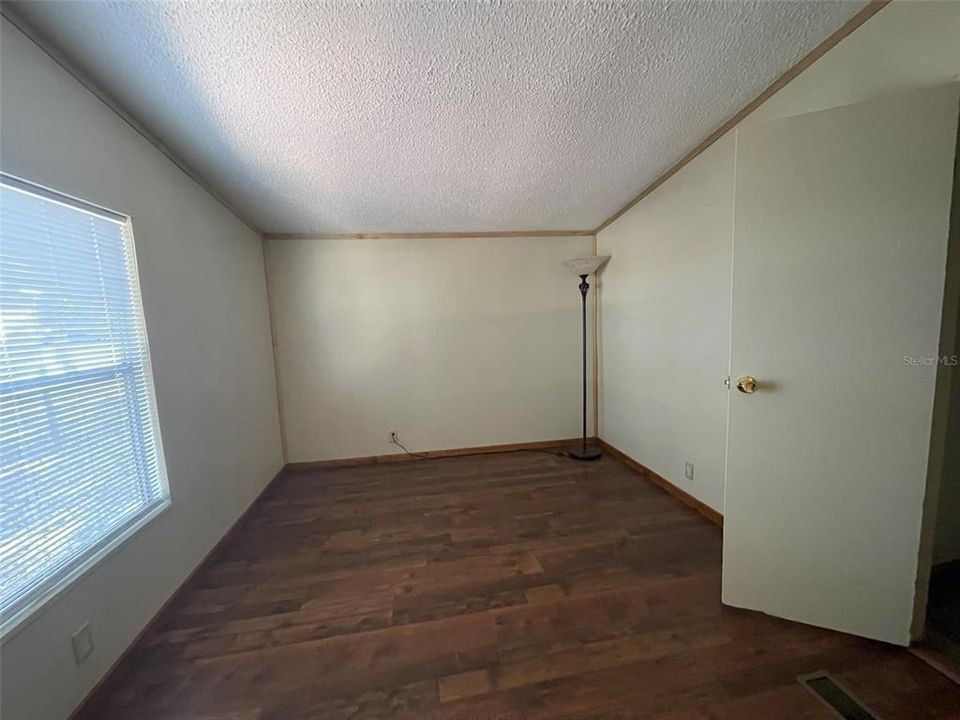 For Sale: $197,000 (3 beds, 2 baths, 1404 Square Feet)