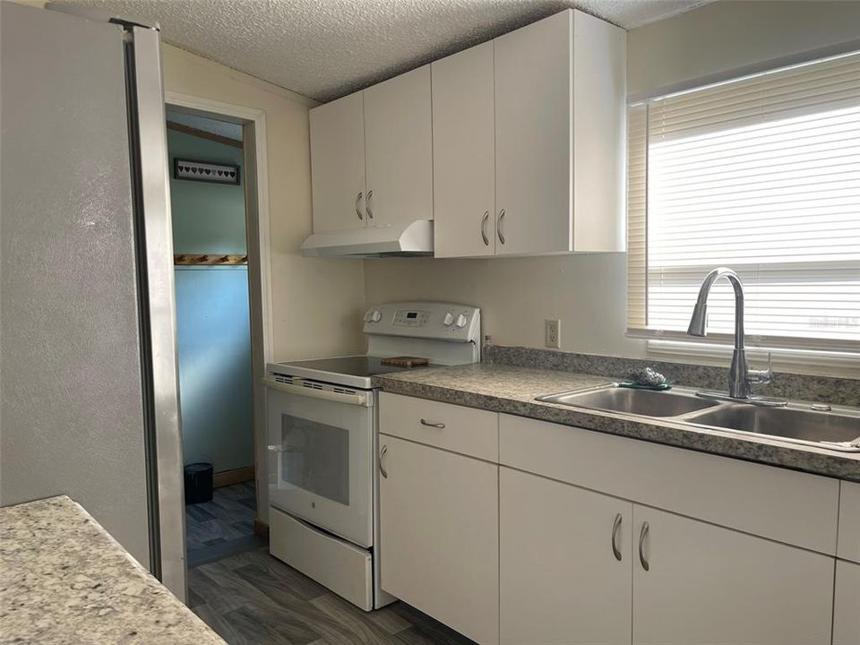 For Sale: $197,000 (3 beds, 2 baths, 1404 Square Feet)