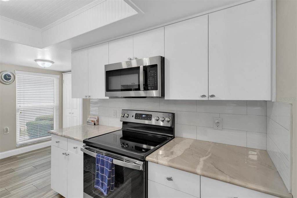 На продажу: $294,900 (2 спален, 2 ванн, 1261 Квадратных фут)