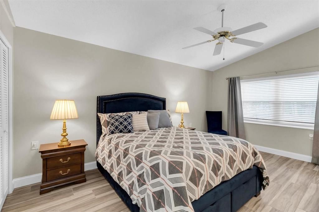 На продажу: $294,900 (2 спален, 2 ванн, 1261 Квадратных фут)