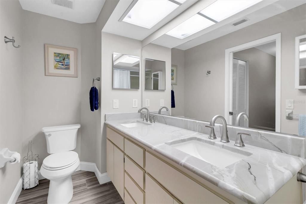 На продажу: $294,900 (2 спален, 2 ванн, 1261 Квадратных фут)