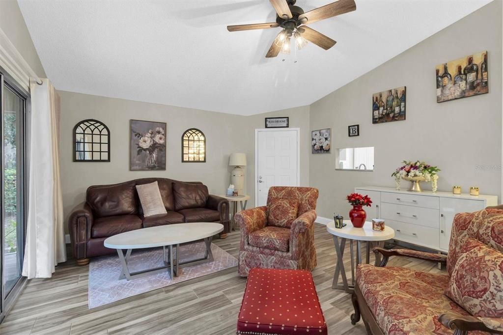 На продажу: $294,900 (2 спален, 2 ванн, 1261 Квадратных фут)