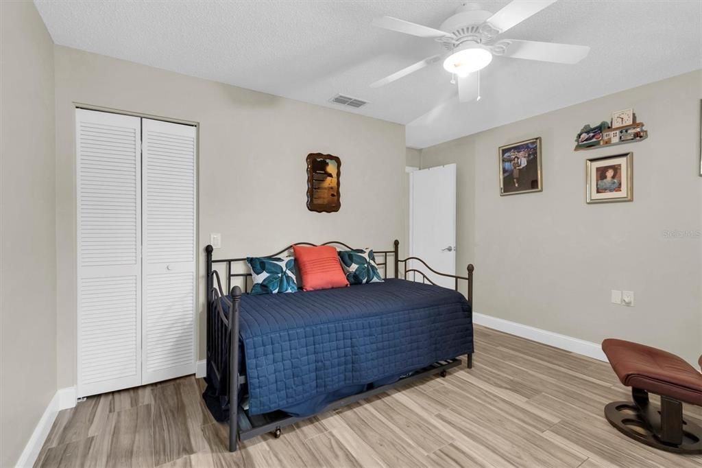 На продажу: $294,900 (2 спален, 2 ванн, 1261 Квадратных фут)