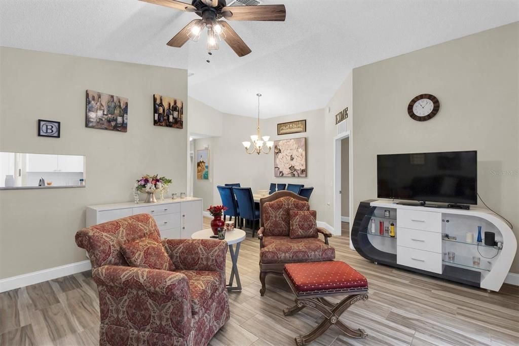 На продажу: $294,900 (2 спален, 2 ванн, 1261 Квадратных фут)