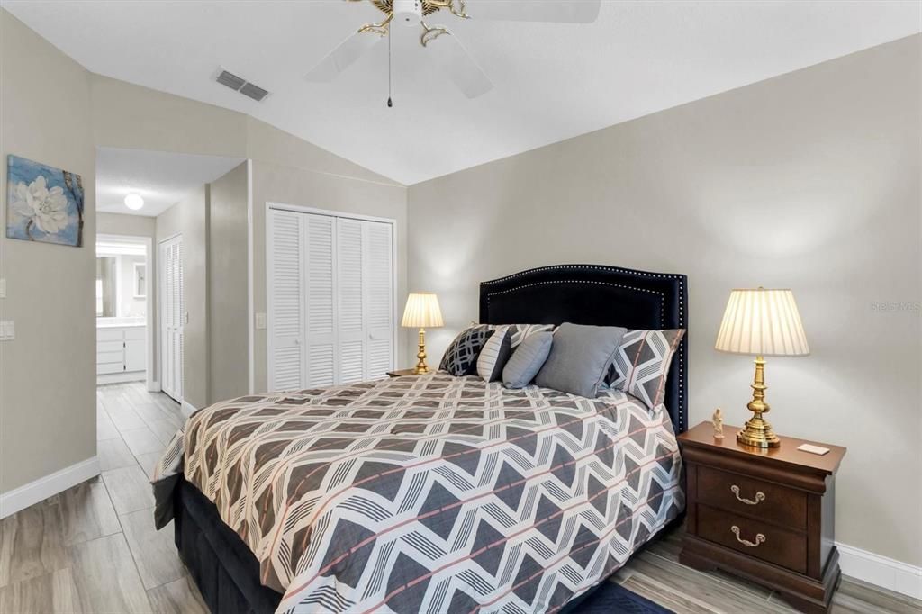 На продажу: $294,900 (2 спален, 2 ванн, 1261 Квадратных фут)