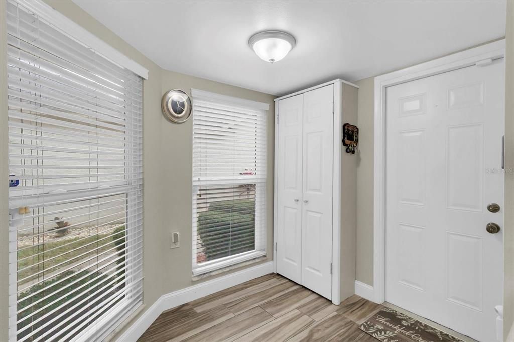 На продажу: $294,900 (2 спален, 2 ванн, 1261 Квадратных фут)