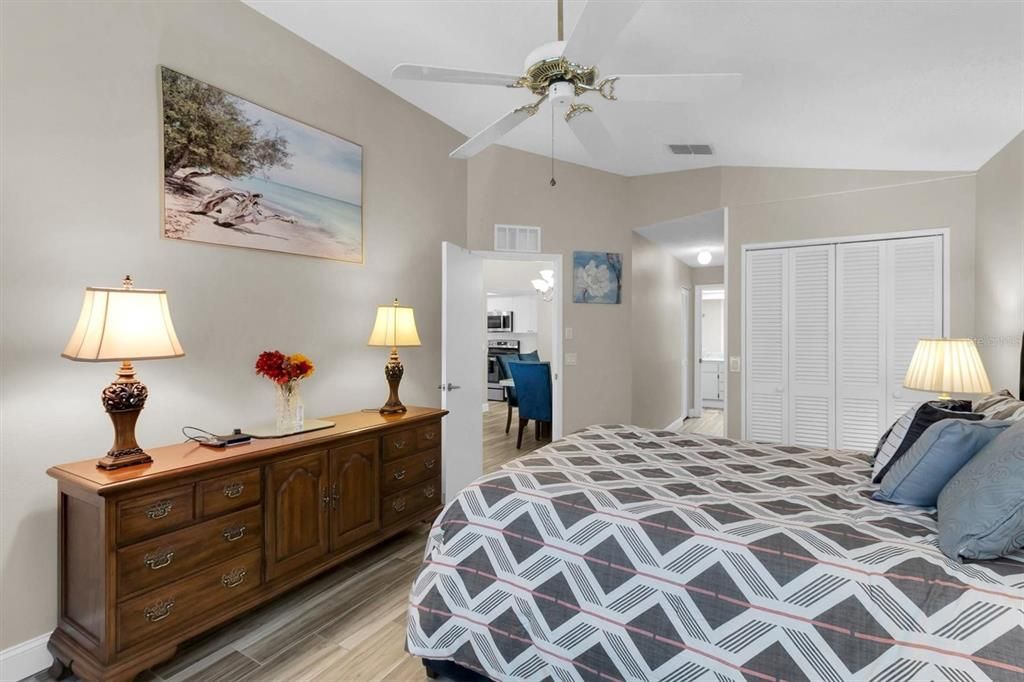 На продажу: $294,900 (2 спален, 2 ванн, 1261 Квадратных фут)