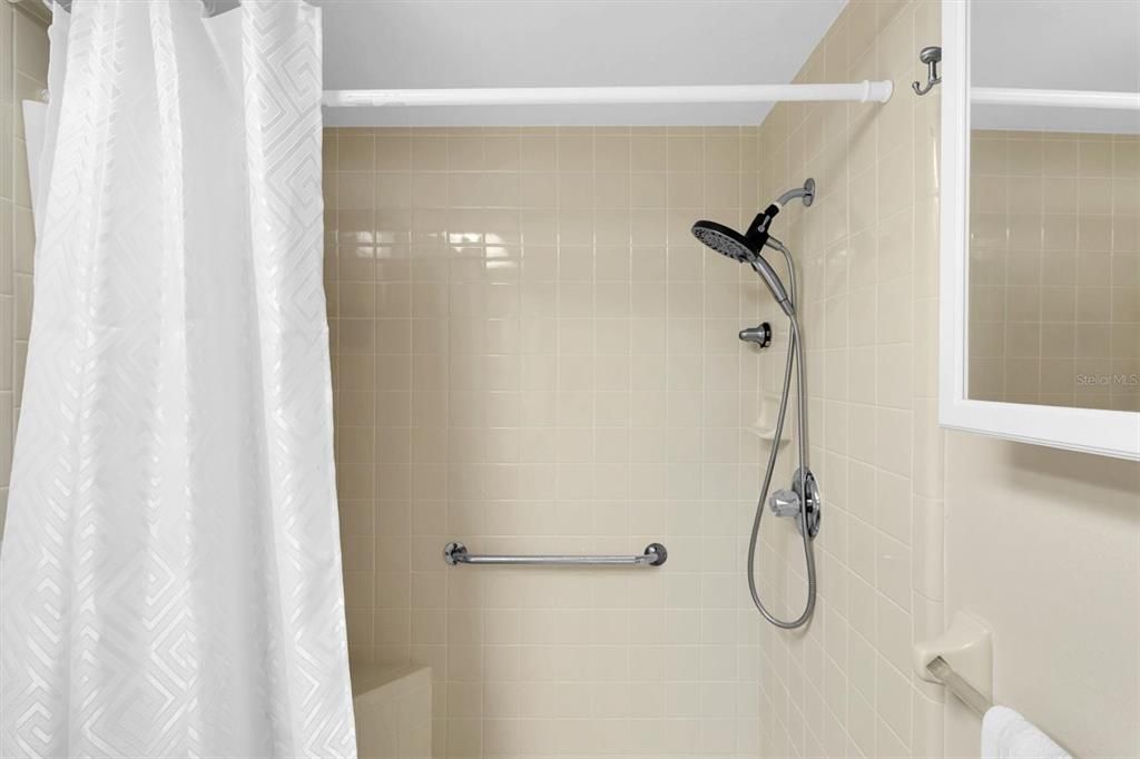 На продажу: $294,900 (2 спален, 2 ванн, 1261 Квадратных фут)