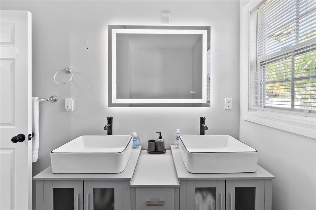 For Sale: $1,098,000 (3 beds, 2 baths, 1876 Square Feet)