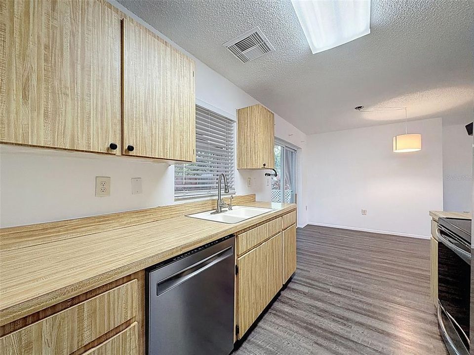 待售: $210,000 (2 贝兹, 2 浴室, 987 平方英尺)