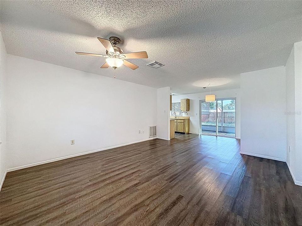 待售: $210,000 (2 贝兹, 2 浴室, 987 平方英尺)