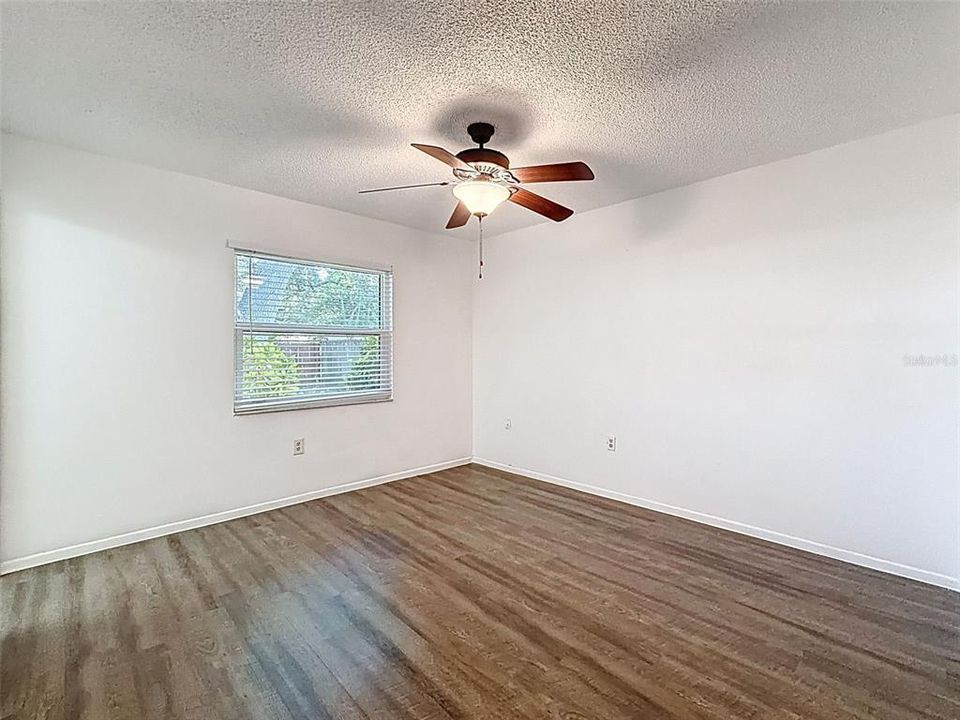 待售: $210,000 (2 贝兹, 2 浴室, 987 平方英尺)