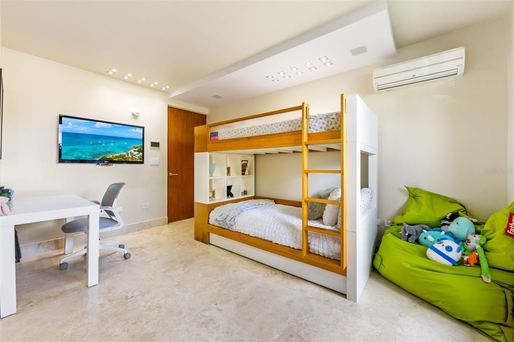 На продажу: $3,100,000 (4 спален, 3 ванн, 4648 Квадратных фут)