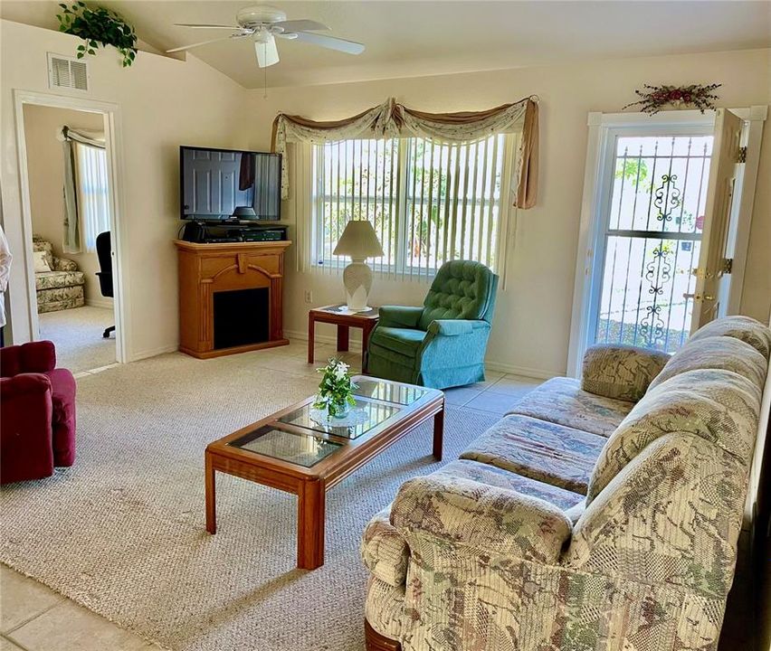 待售: $199,900 (2 贝兹, 2 浴室, 1040 平方英尺)