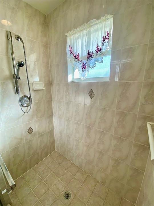 待售: $199,900 (2 贝兹, 2 浴室, 1040 平方英尺)