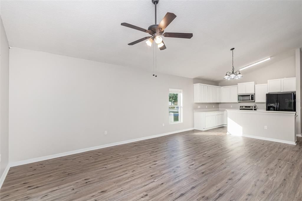 En Venta: $374,900 (4 camas, 2 baños, 2300 Pies cuadrados)