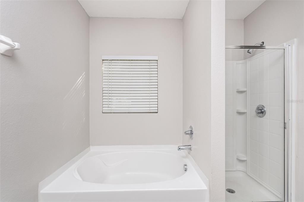 En Venta: $374,900 (4 camas, 2 baños, 2300 Pies cuadrados)