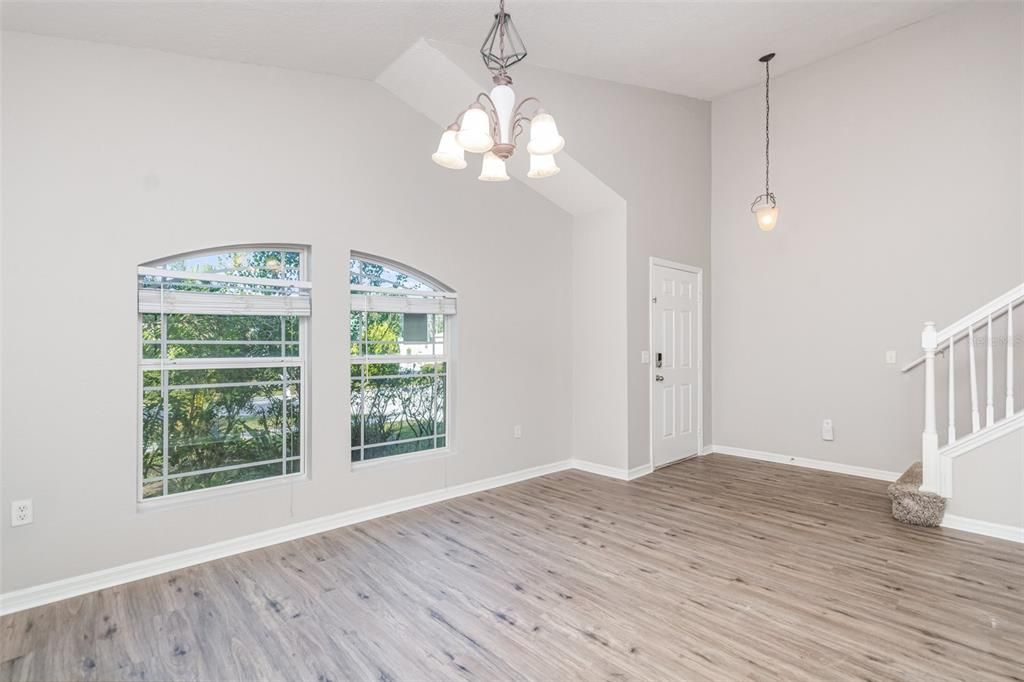 En Venta: $374,900 (4 camas, 2 baños, 2300 Pies cuadrados)