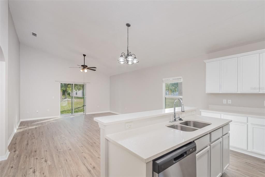 En Venta: $374,900 (4 camas, 2 baños, 2300 Pies cuadrados)