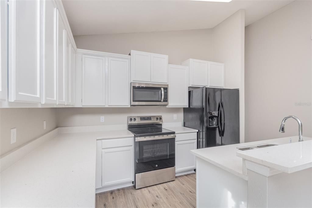 En Venta: $374,900 (4 camas, 2 baños, 2300 Pies cuadrados)