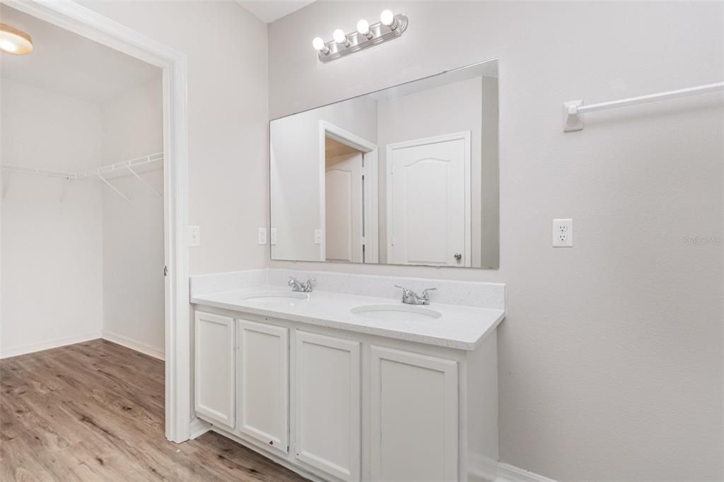 En Venta: $374,900 (4 camas, 2 baños, 2300 Pies cuadrados)