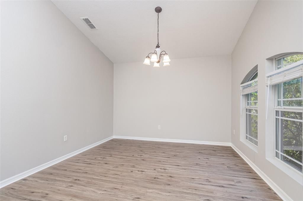 En Venta: $374,900 (4 camas, 2 baños, 2300 Pies cuadrados)