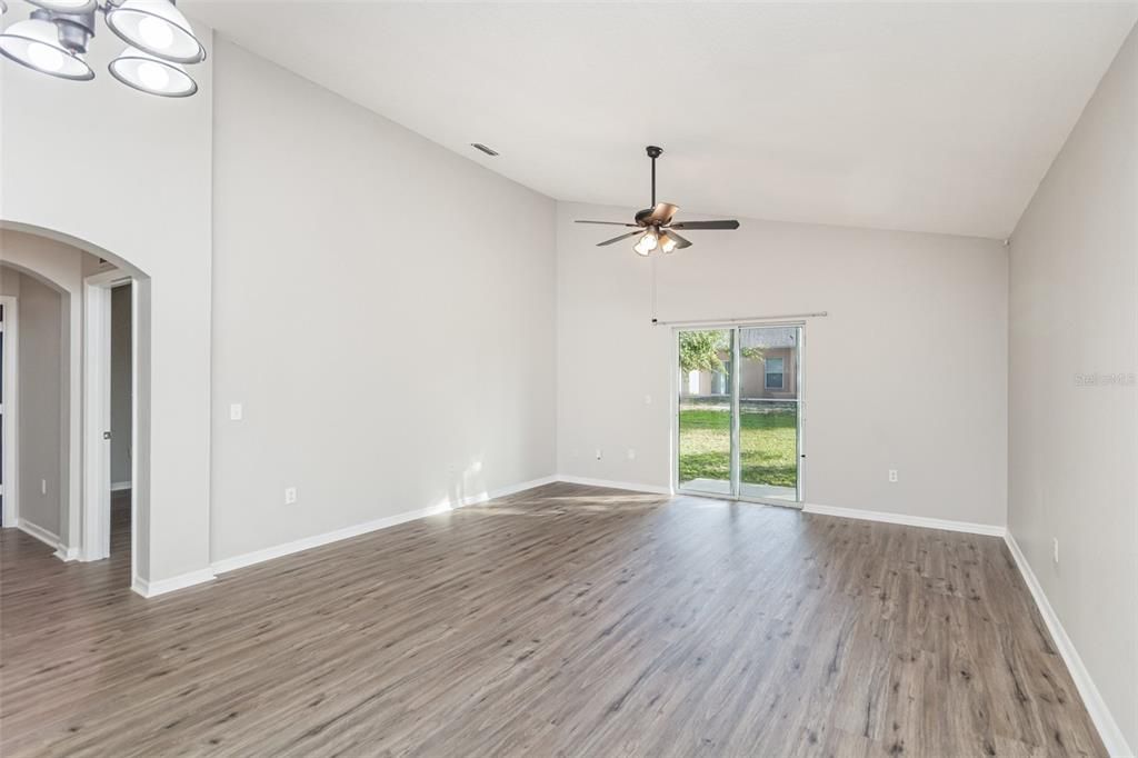 En Venta: $374,900 (4 camas, 2 baños, 2300 Pies cuadrados)