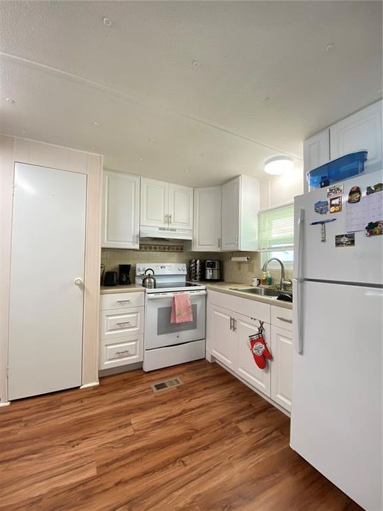 For Sale: $82,900 (3 beds, 2 baths, 828 Square Feet)