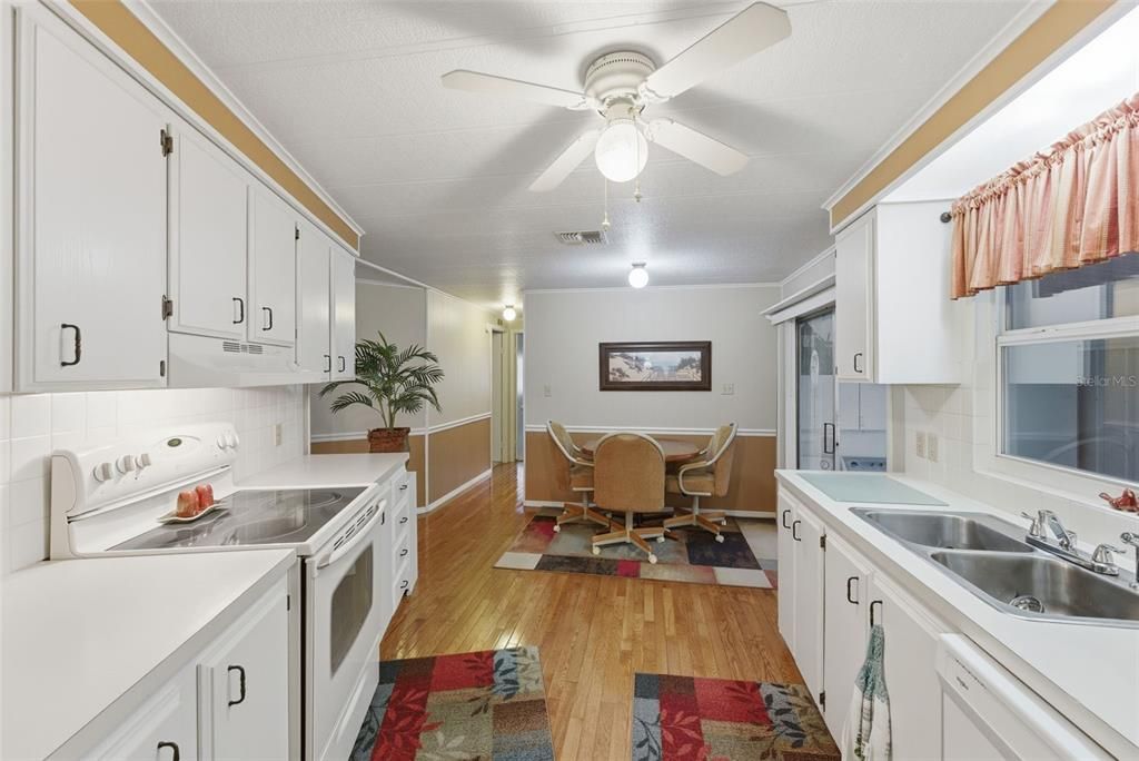 На продажу: $169,900 (3 спален, 2 ванн, 1394 Квадратных фут)