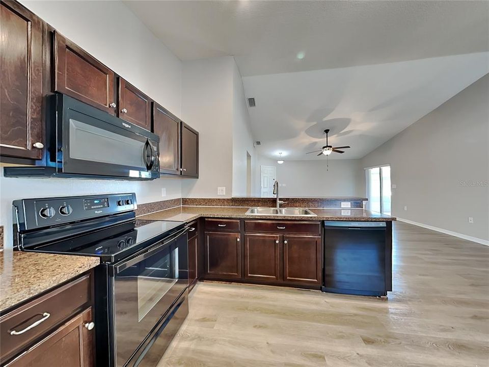 出租: $1,949 (3 贝兹, 2 浴室, 1478 平方英尺)