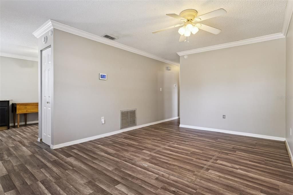 待售: $182,000 (3 贝兹, 1 浴室, 1250 平方英尺)