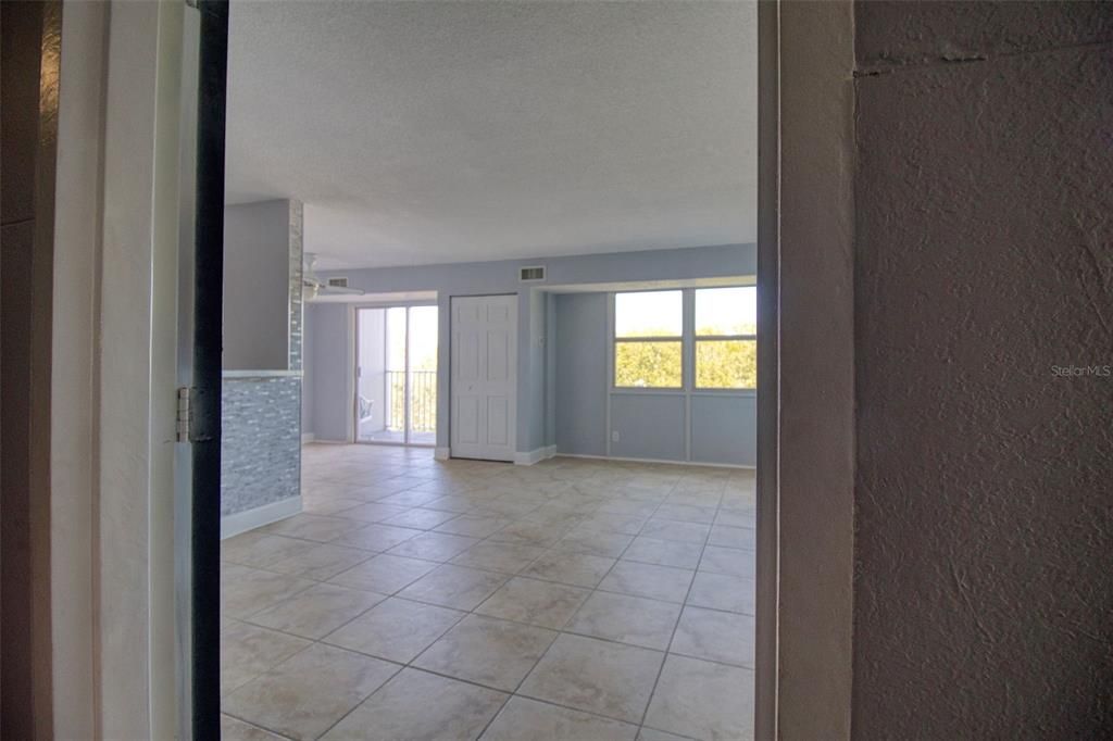 For Rent: $1,850 (2 beds, 1 baths, 887 Square Feet)