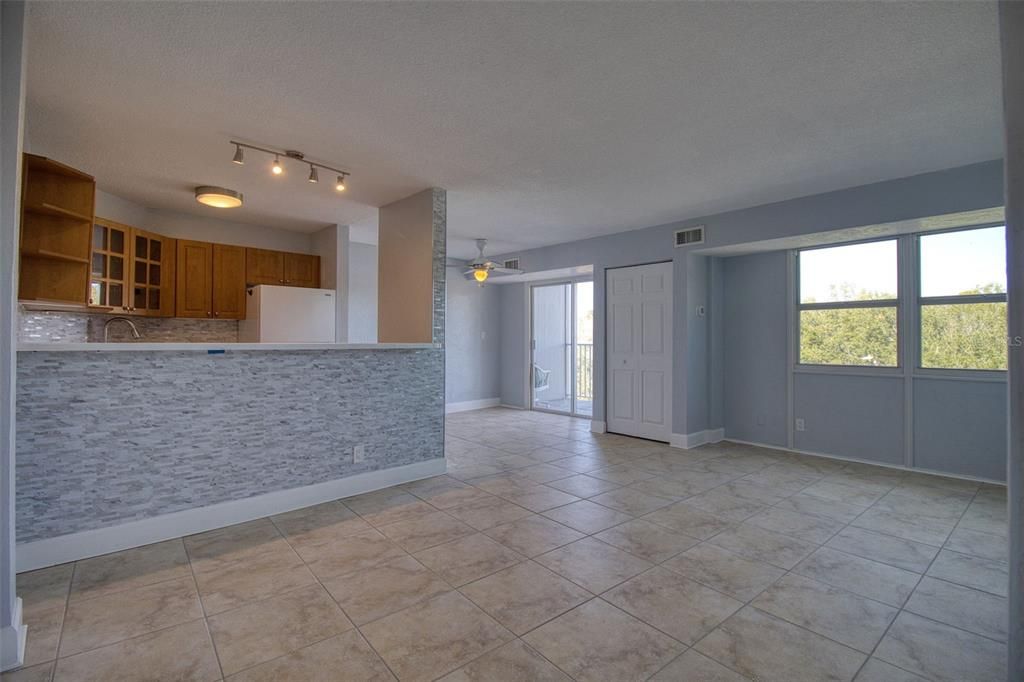 For Rent: $1,850 (2 beds, 1 baths, 887 Square Feet)