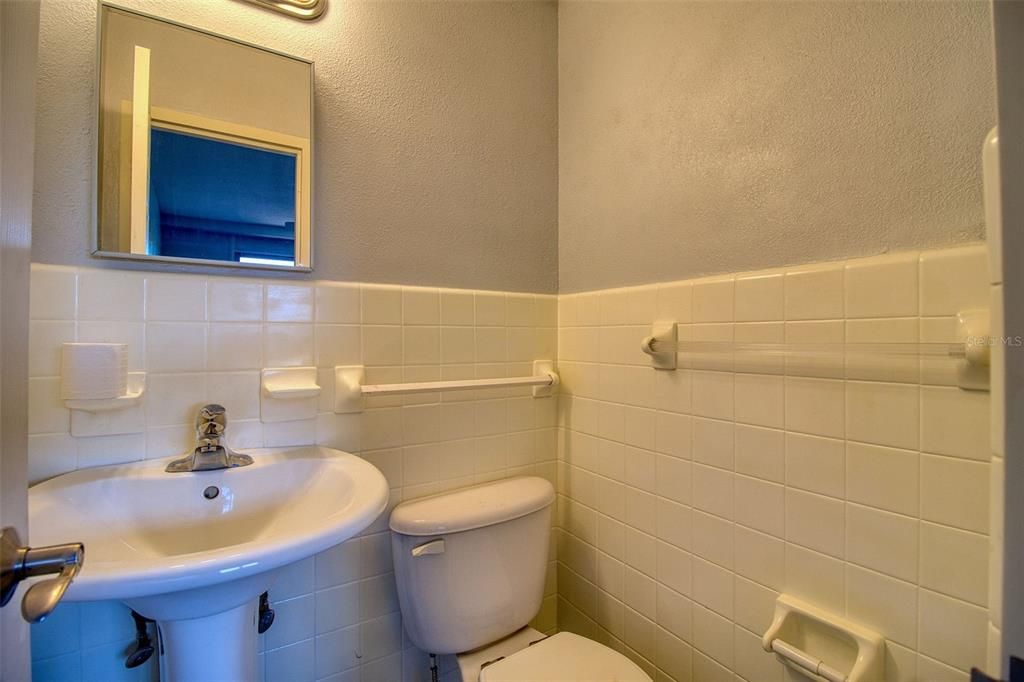 For Rent: $1,850 (2 beds, 1 baths, 887 Square Feet)