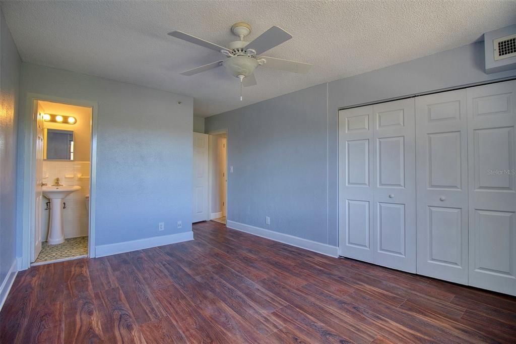 For Rent: $1,850 (2 beds, 1 baths, 887 Square Feet)