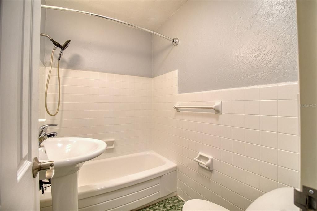 For Rent: $1,850 (2 beds, 1 baths, 887 Square Feet)