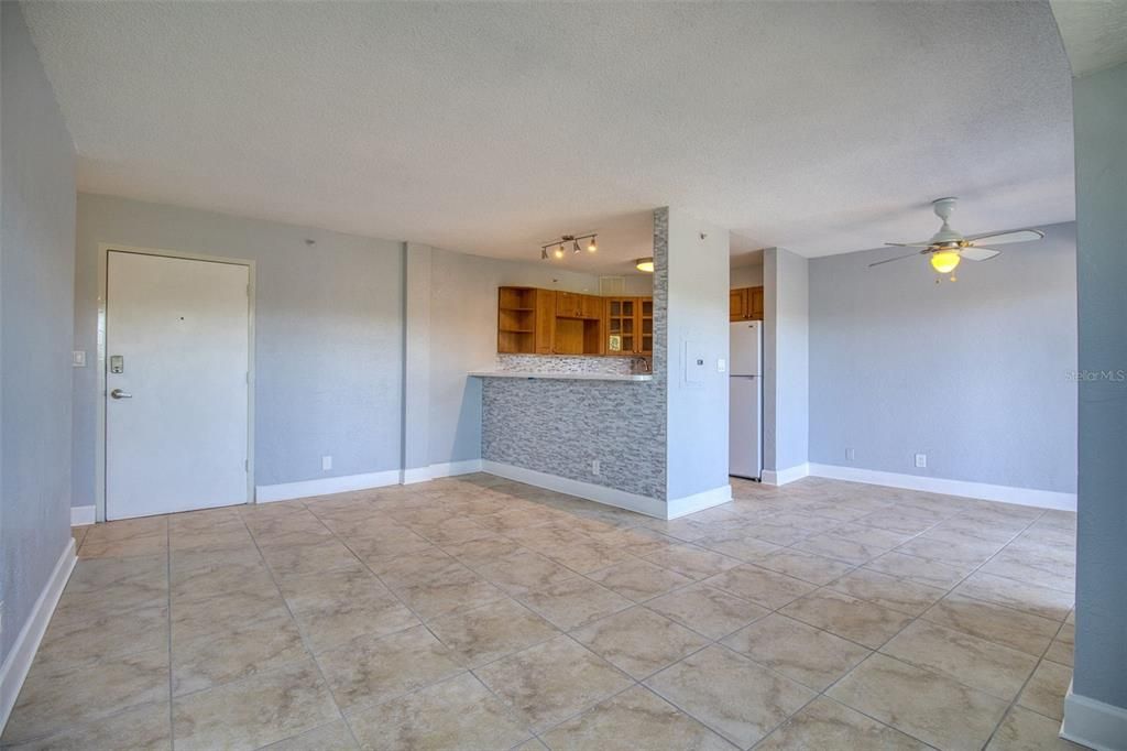 For Rent: $1,850 (2 beds, 1 baths, 887 Square Feet)