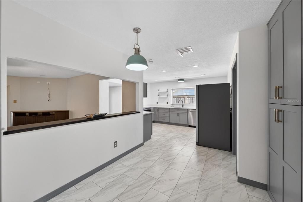 合同活跃: $460,000 (3 贝兹, 2 浴室, 1676 平方英尺)