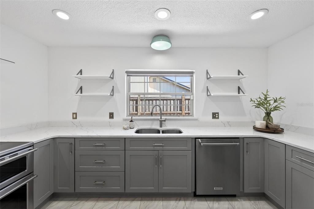 合同活跃: $460,000 (3 贝兹, 2 浴室, 1676 平方英尺)