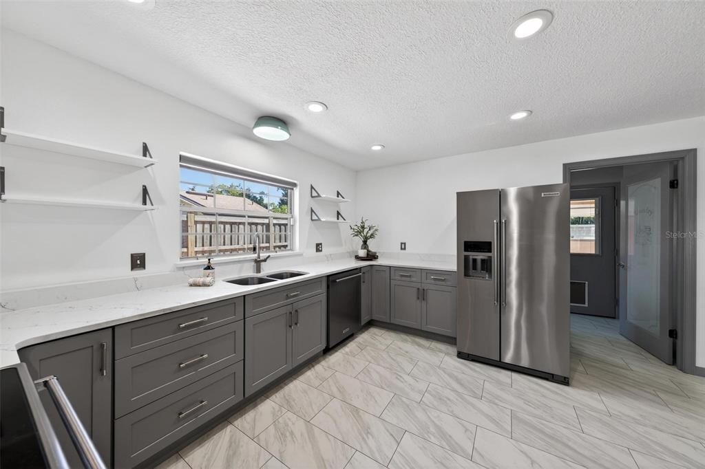 合同活跃: $460,000 (3 贝兹, 2 浴室, 1676 平方英尺)