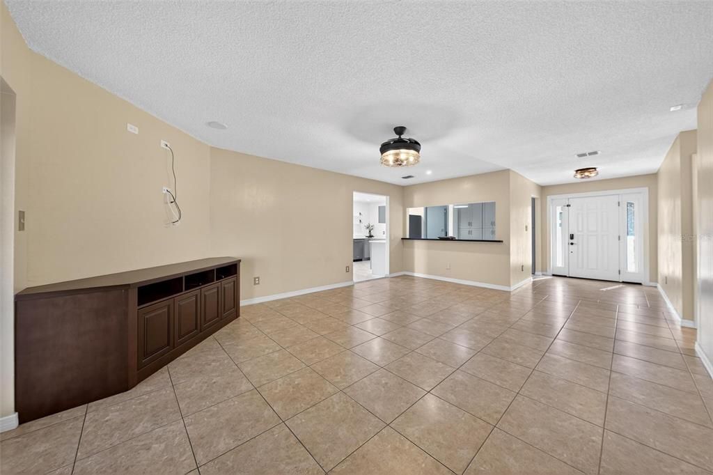 合同活跃: $460,000 (3 贝兹, 2 浴室, 1676 平方英尺)