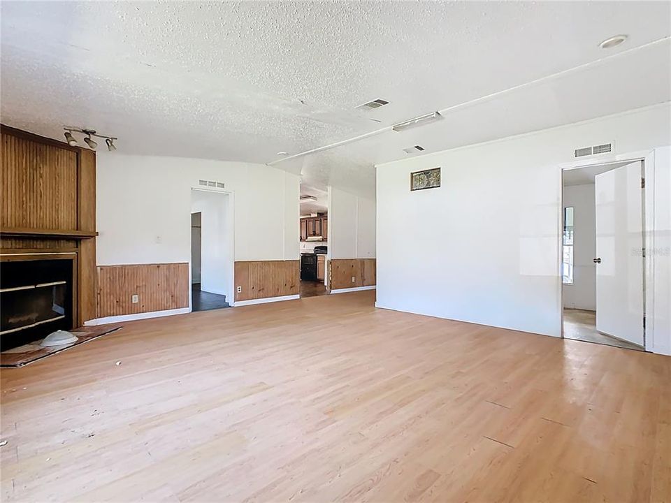 For Sale: $95,000 (4 beds, 2 baths, 1680 Square Feet)