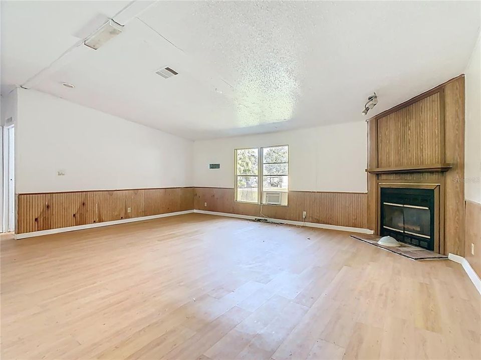 For Sale: $95,000 (4 beds, 2 baths, 1680 Square Feet)