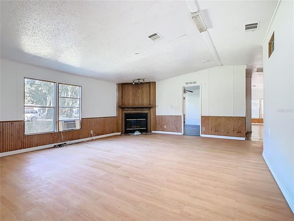 For Sale: $95,000 (4 beds, 2 baths, 1680 Square Feet)