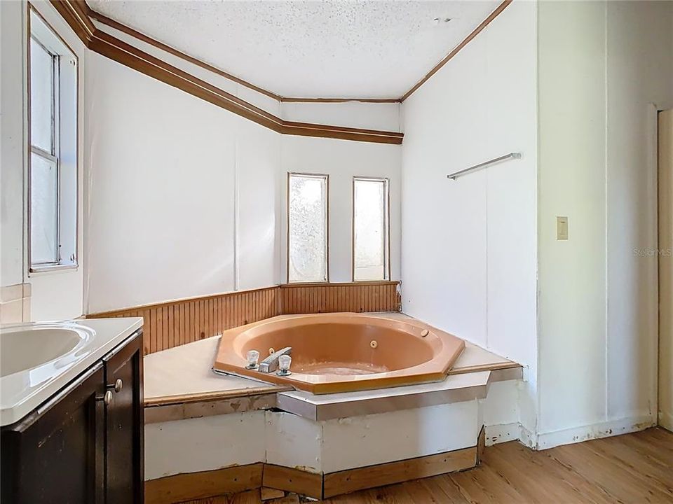 For Sale: $95,000 (4 beds, 2 baths, 1680 Square Feet)