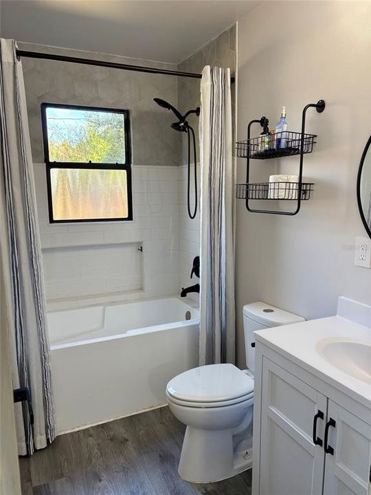 合同活跃: $249,000 (3 贝兹, 2 浴室, 1172 平方英尺)