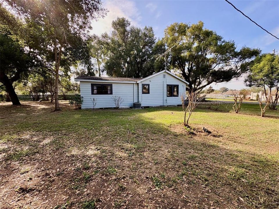 合同活跃: $249,000 (3 贝兹, 2 浴室, 1172 平方英尺)